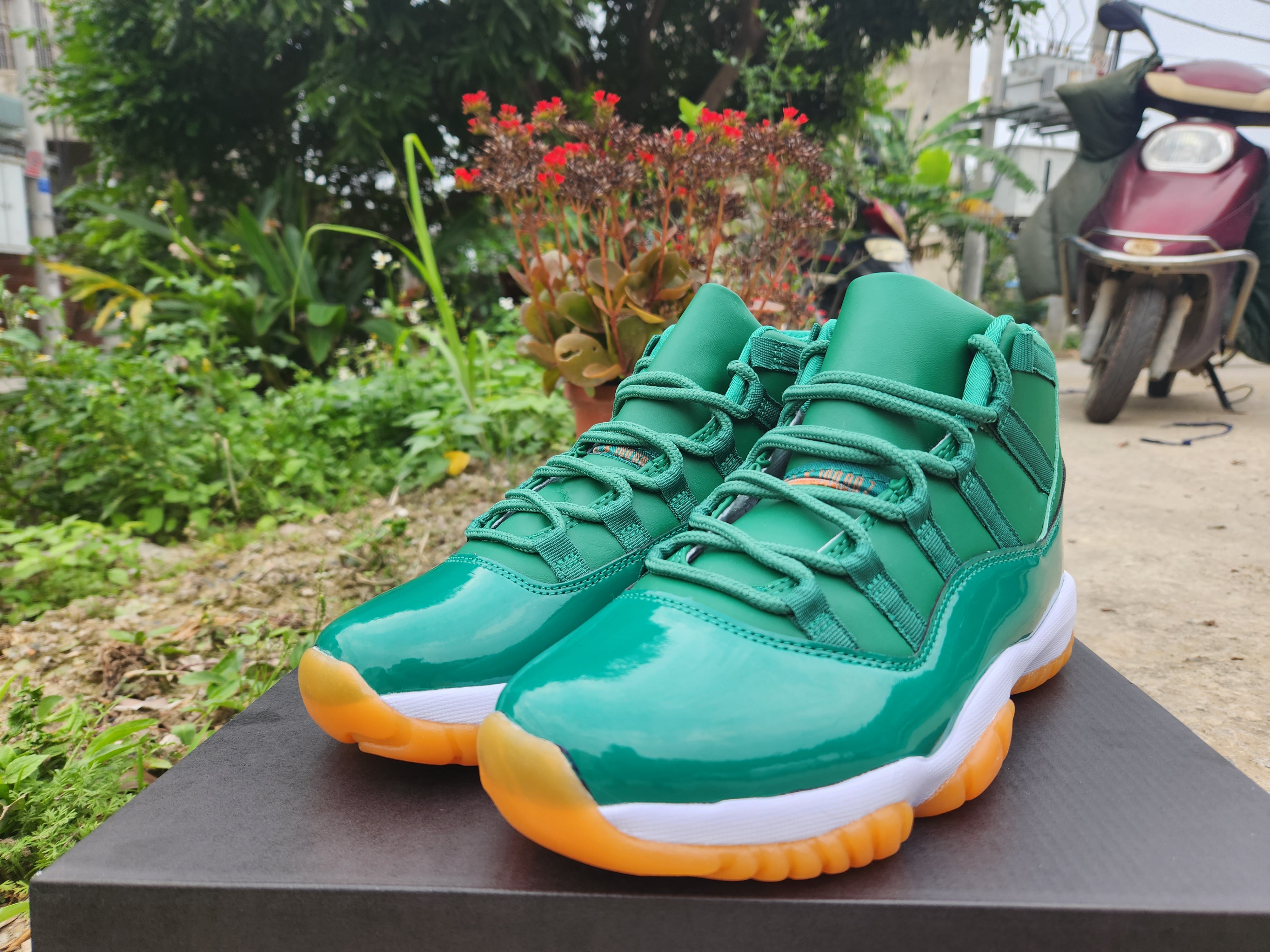 JORDAN 11 Green and Orange - Image 3