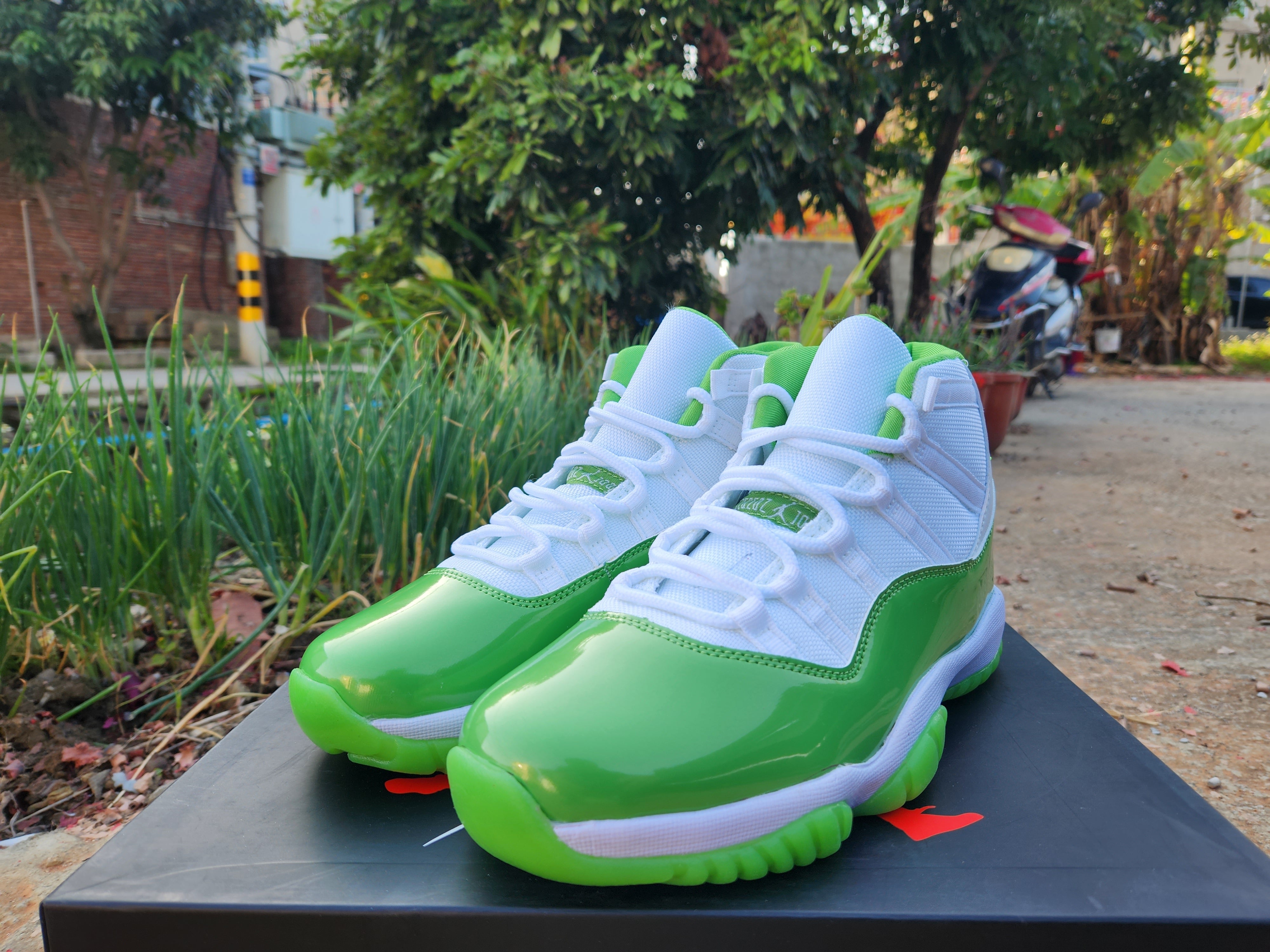 JORDAN 11 Green and White - Image 4